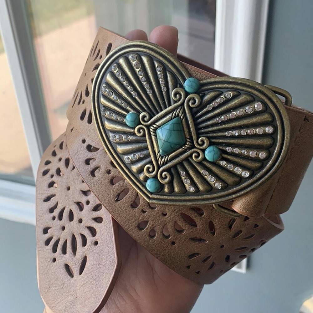 Heart clasped belt with turquoise rhinestones